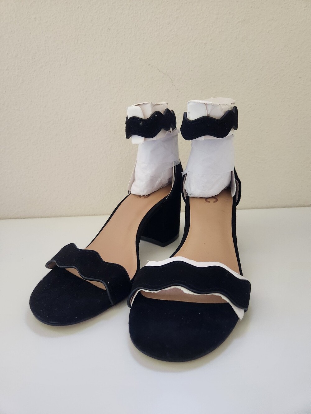 INC Hadwin Black Suede Block Heel Sandals Size 5M Scallop Strap